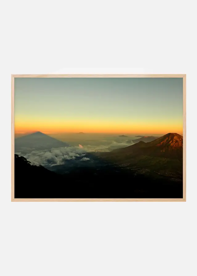 Over Skyerne - Plakat