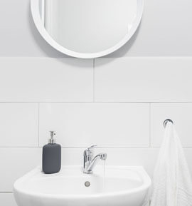 Rundt hvidt spejl i badeværelset