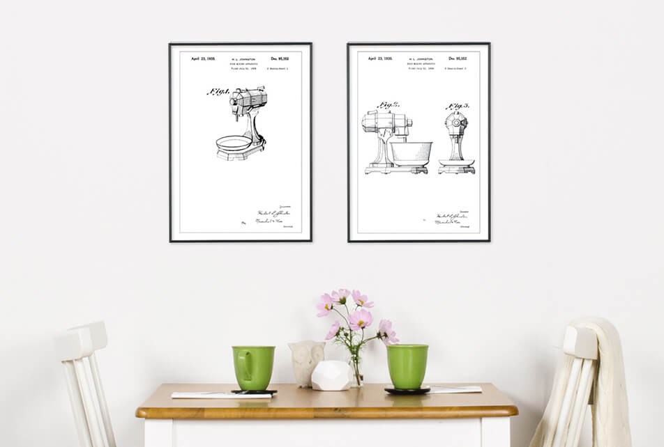 Plakater med patenttegninger for mixer mod hvid væg – køkkenindretning